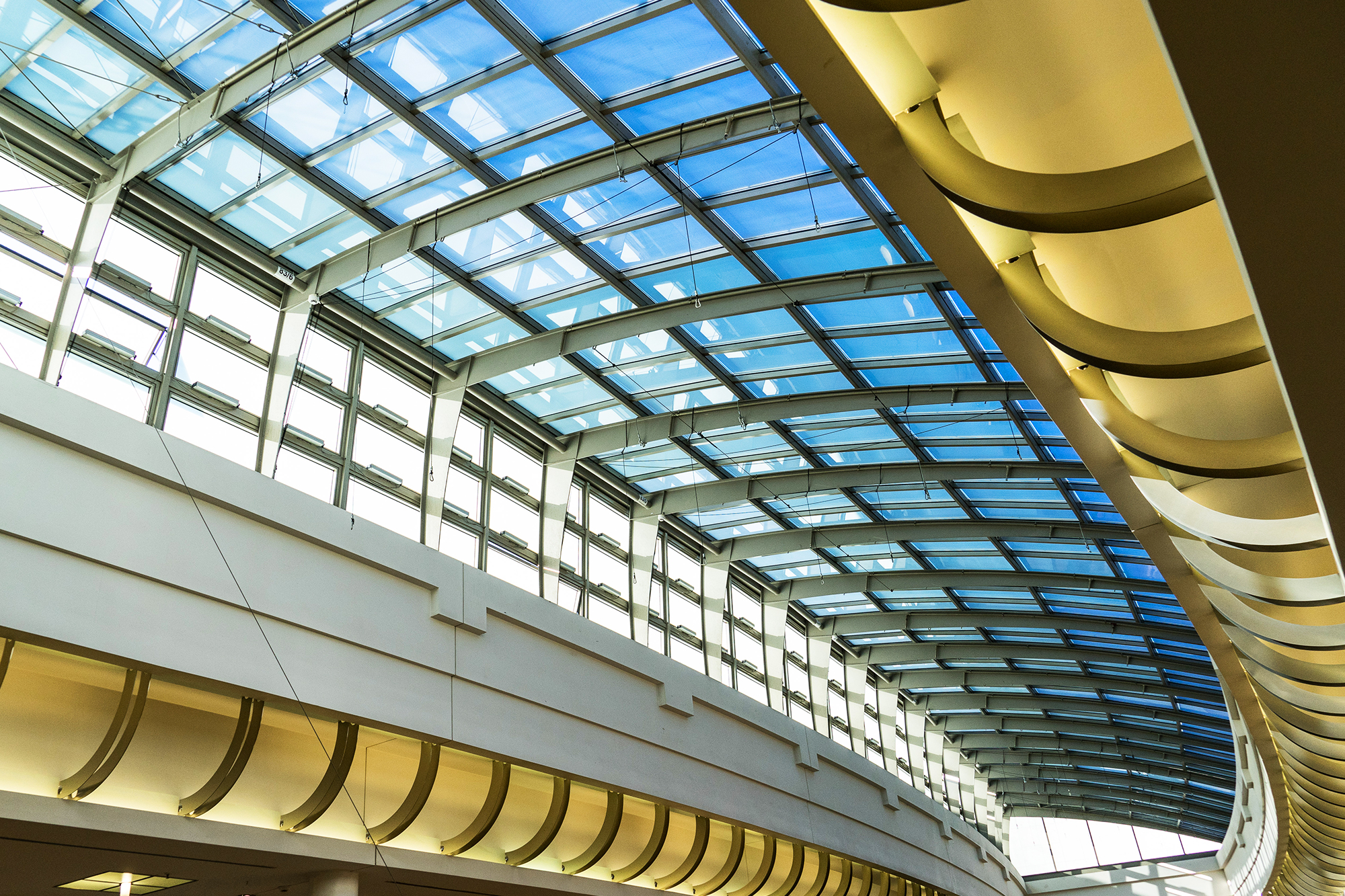 Die Spiegelfolie lässt das Tageslicht hinein, während es einen Teil der Hitze fernhält.