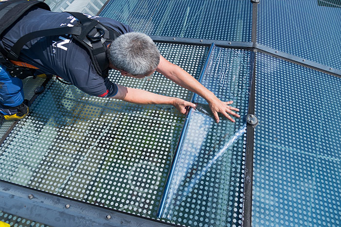 Professionelle Folienmontage an Glas- und Fensterflächen