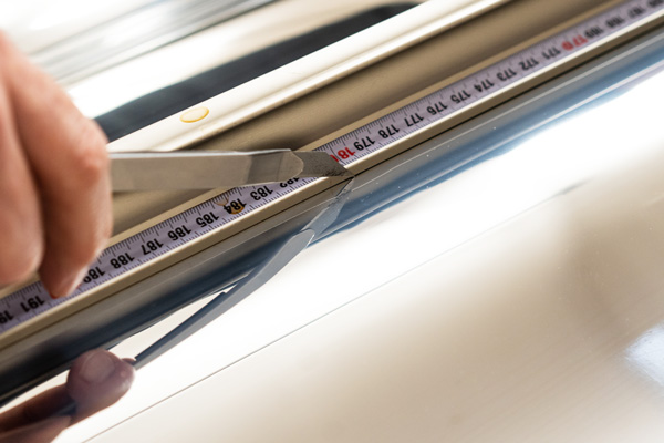 Wir fertigen die Spiegelfolie auf Wunsch nach Maß an.