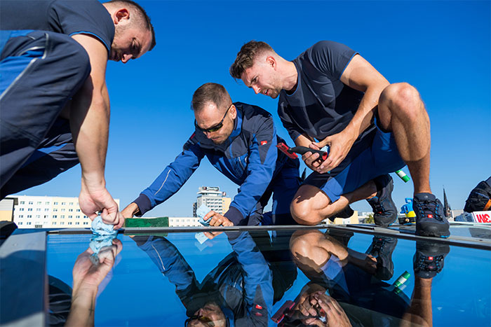 Mitarbeiter von Folien-Leipzig bei der Arbeit